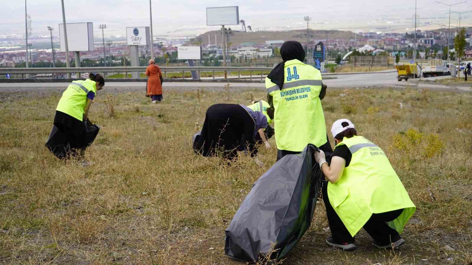 1 tondan fazla çöp topladılar
