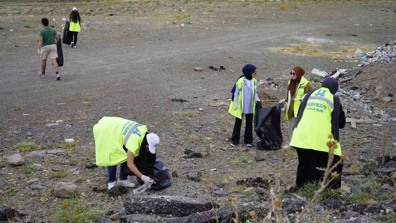 1 tondan fazla çöp topladılar
