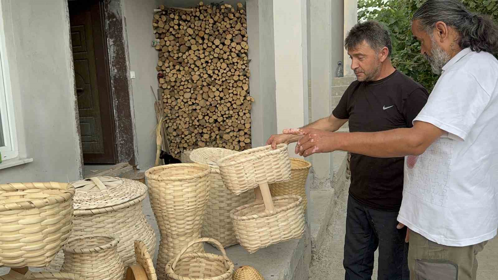 Fındık dalı onun ellerinde sanata dönüşüyor
