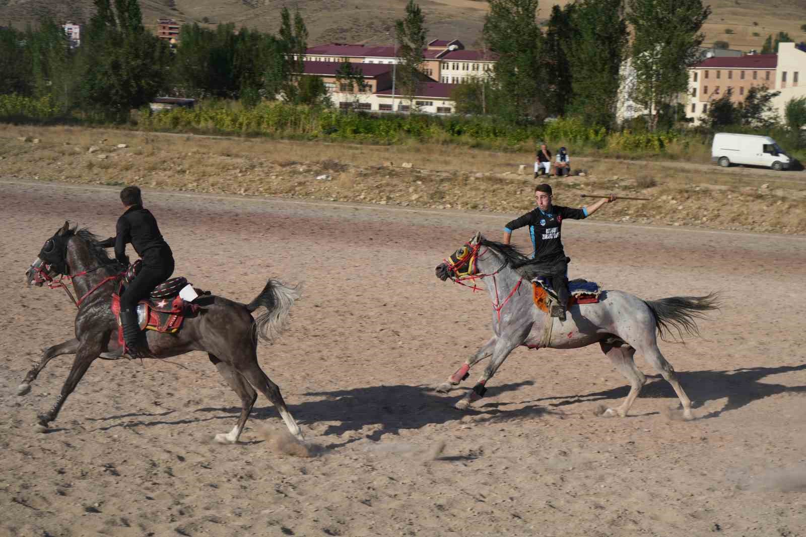 Cirit sporcusuna özel asker eğlencesi: ciritçi baba oğlunu askere cirit müsabakasıyla uğurladı
