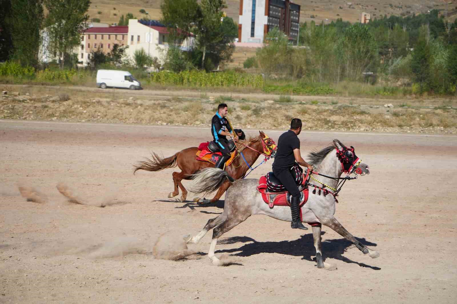 Cirit sporcusuna özel asker eğlencesi: ciritçi baba oğlunu askere cirit müsabakasıyla uğurladı
