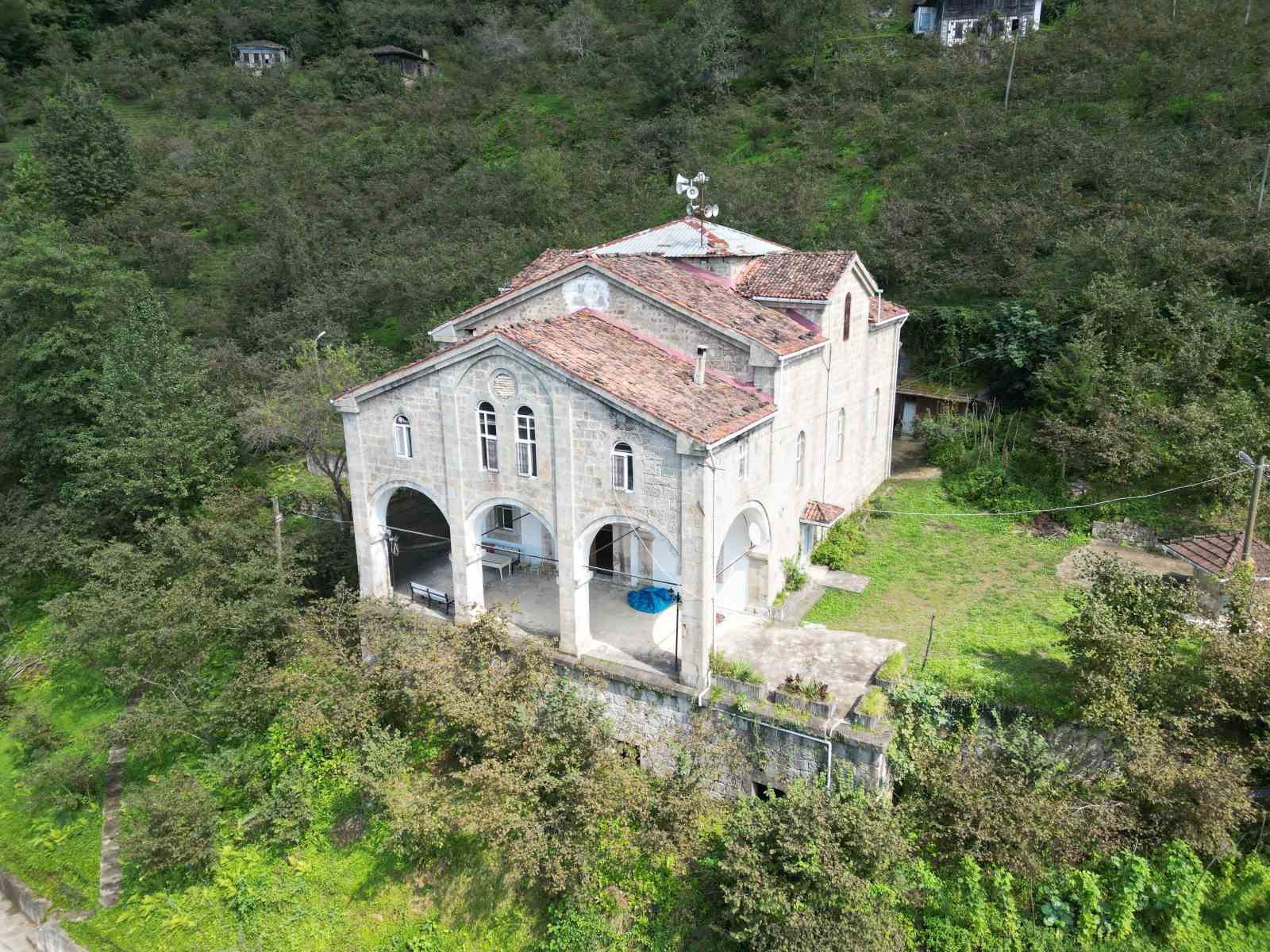 Yaklaşık bir asırdır cami olarak hizmet veriyor
