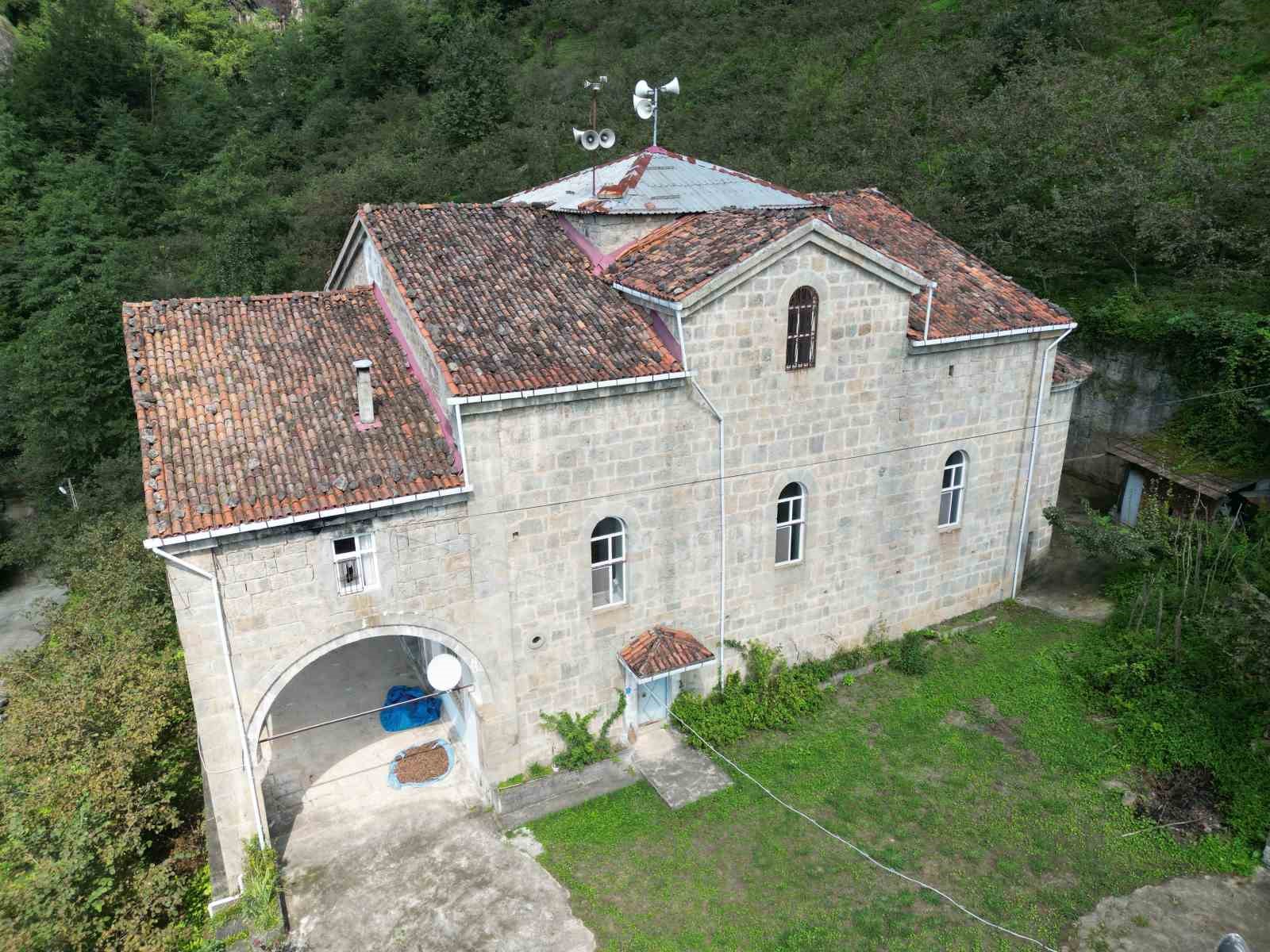 Yaklaşık bir asırdır cami olarak hizmet veriyor
