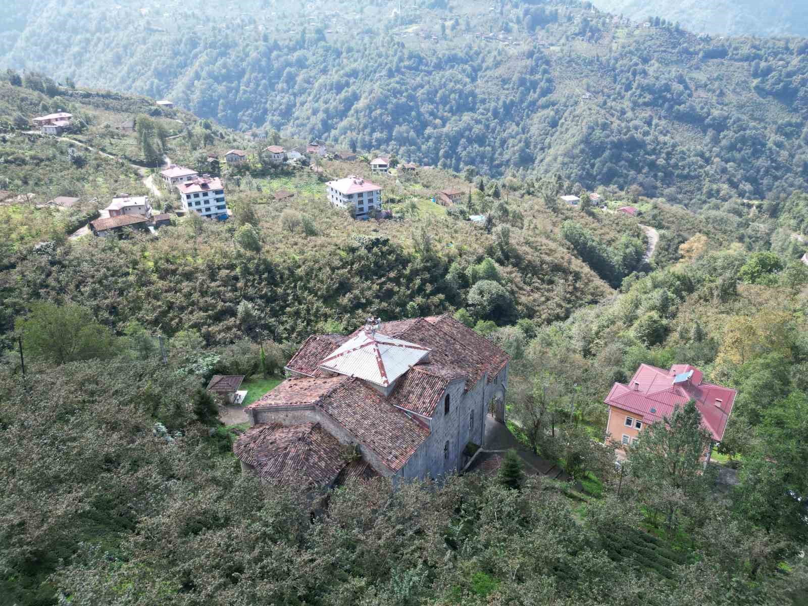 Yaklaşık bir asırdır cami olarak hizmet veriyor
