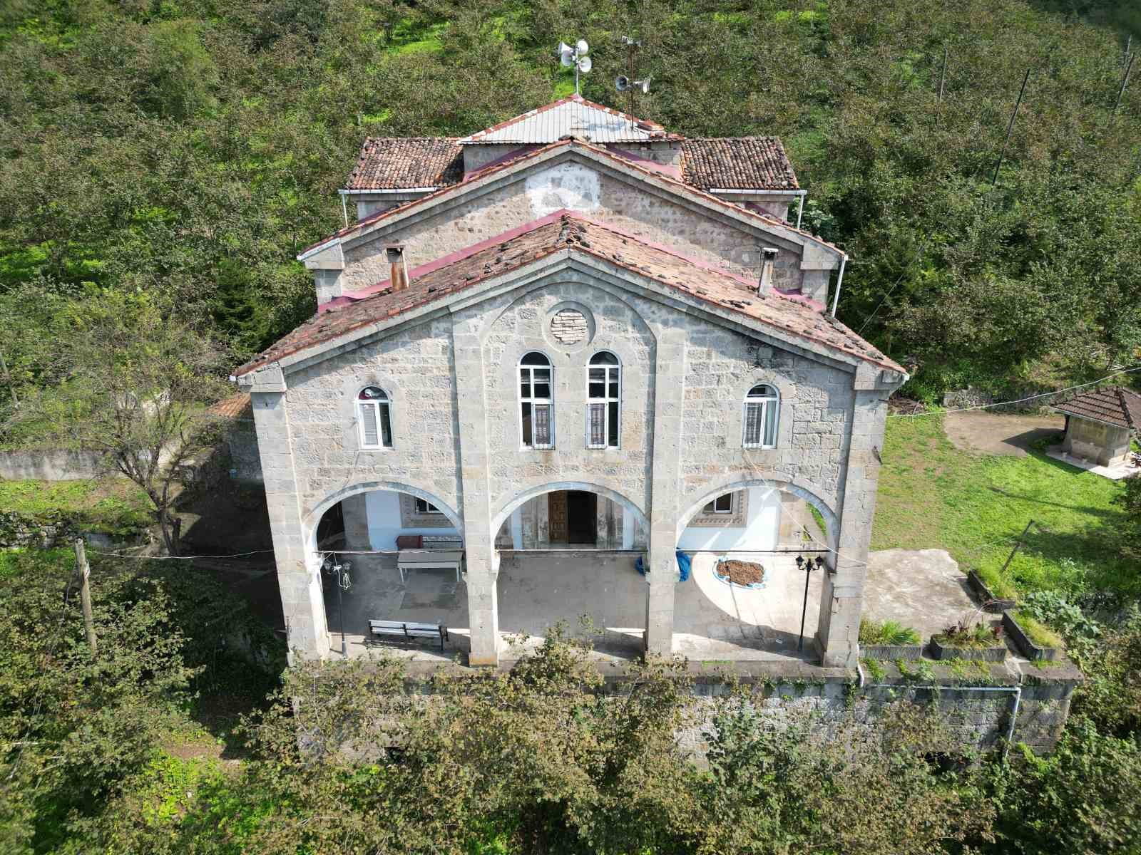 Yaklaşık bir asırdır cami olarak hizmet veriyor
