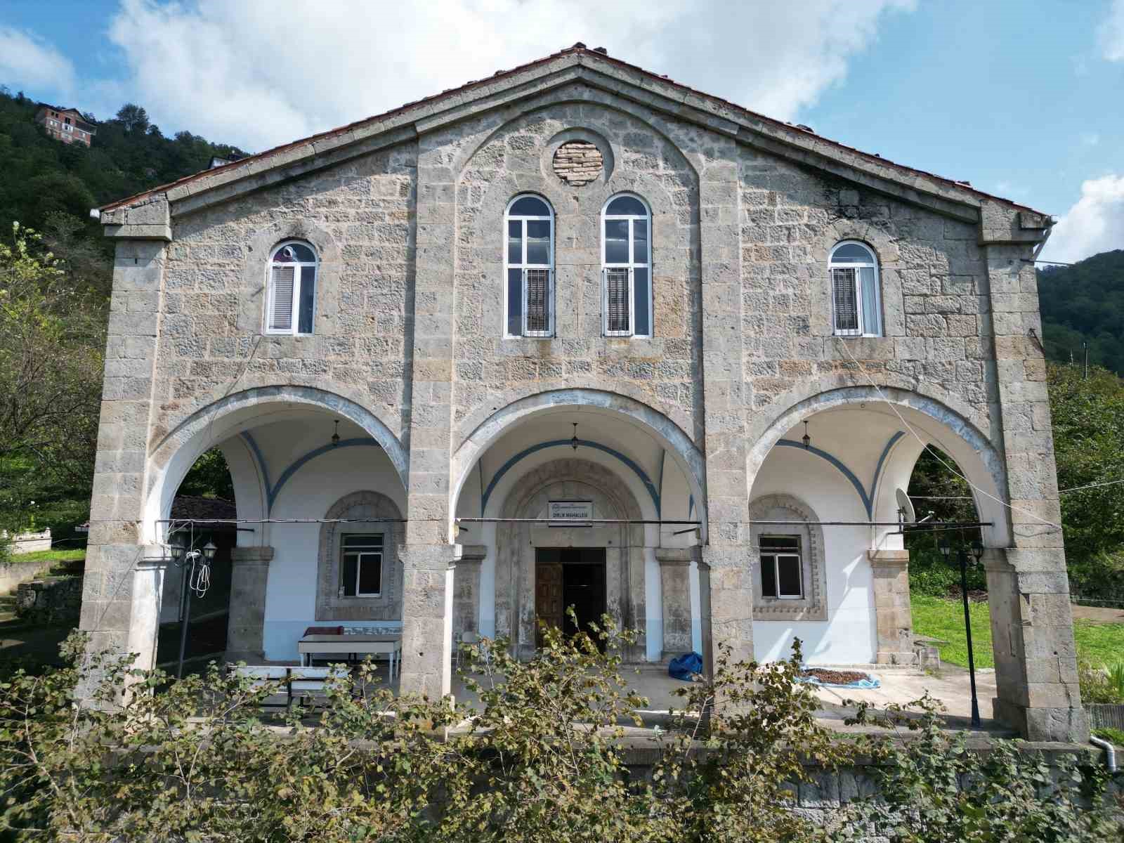 Yaklaşık bir asırdır cami olarak hizmet veriyor
