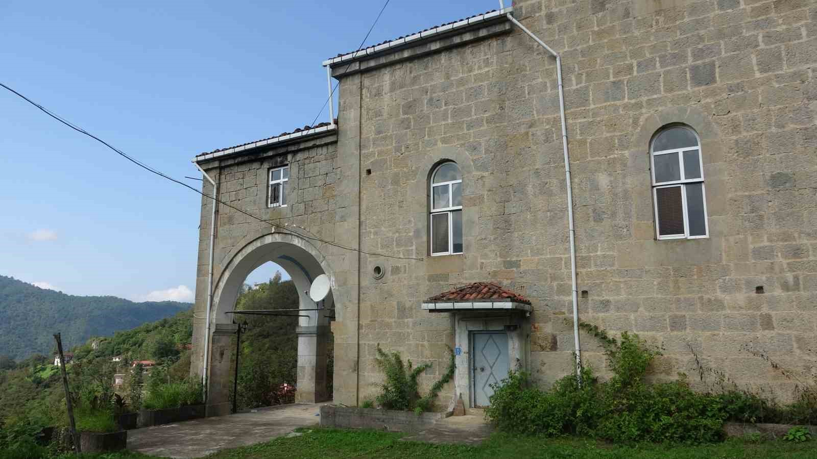 Yaklaşık bir asırdır cami olarak hizmet veriyor
