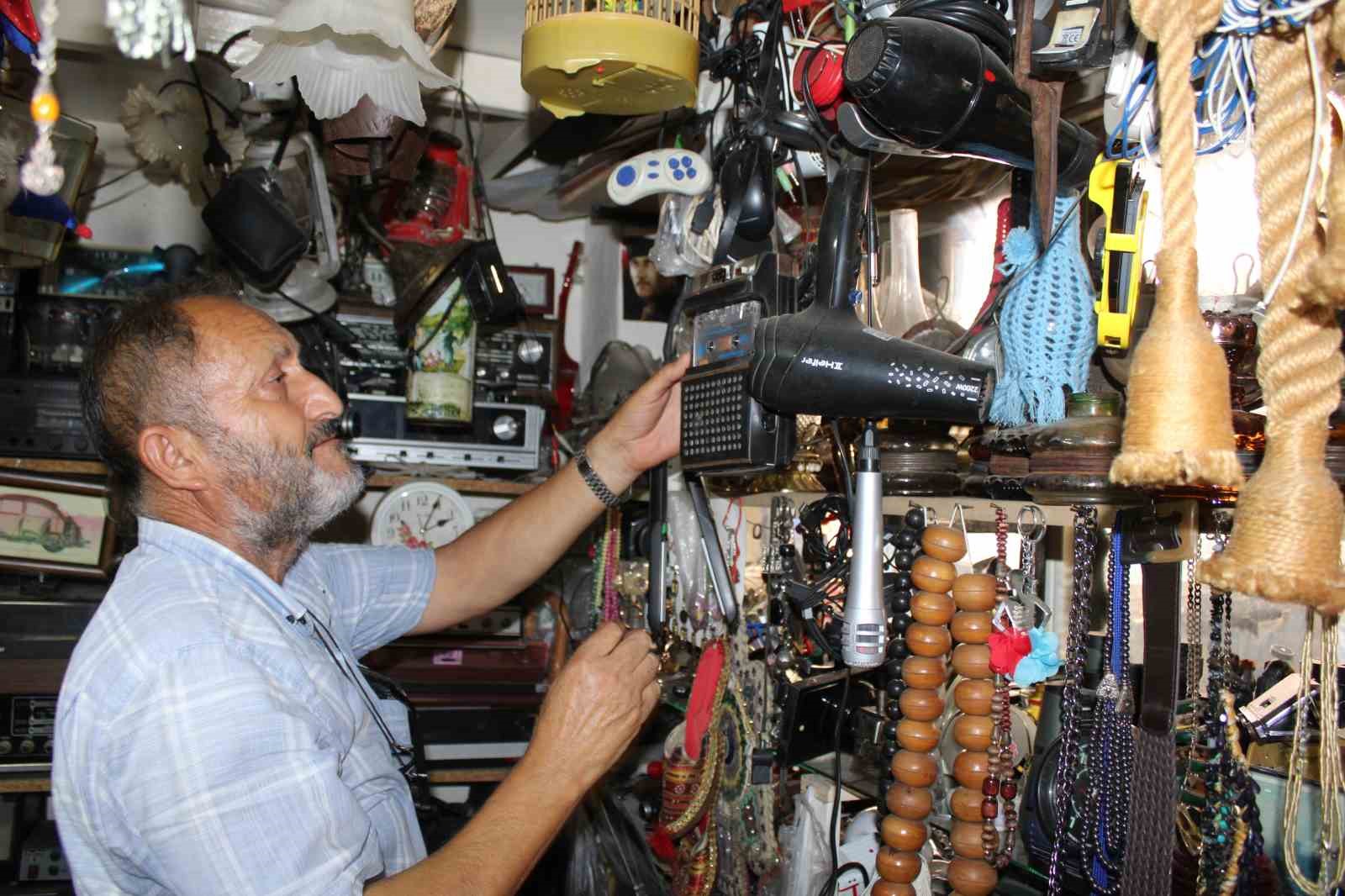 Tozlu raflarda meraklısını bekliyor
