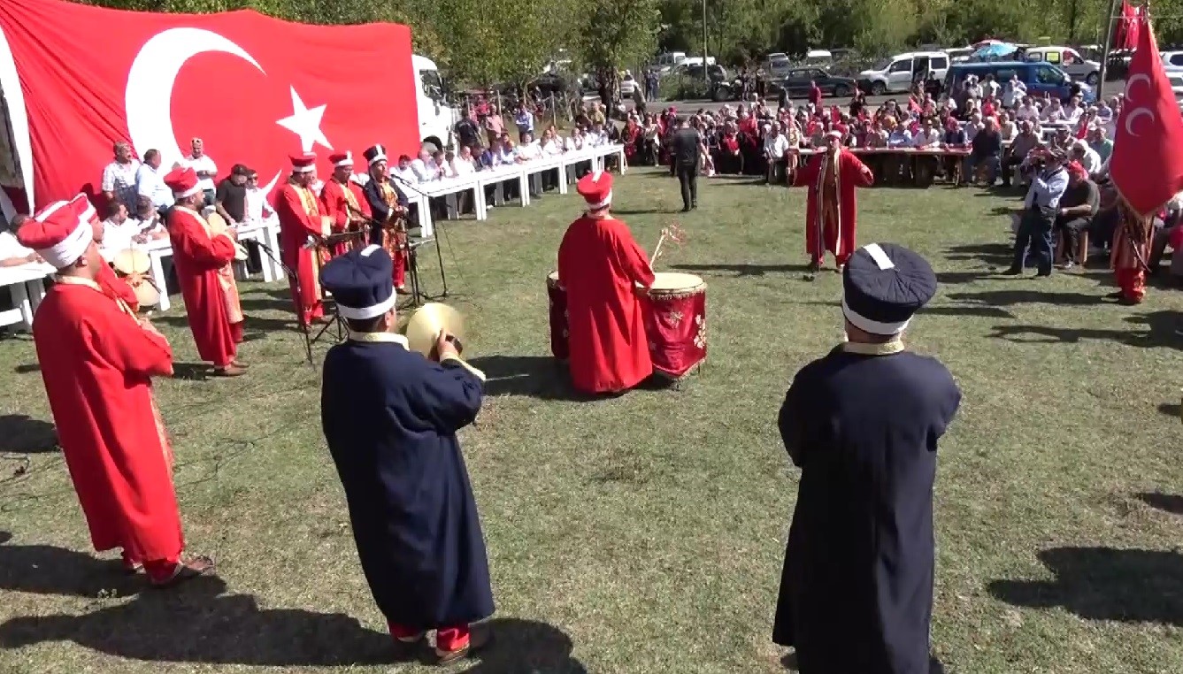 Köy yollarının asfaltlanmasını mehter takımıyla kutladılar
