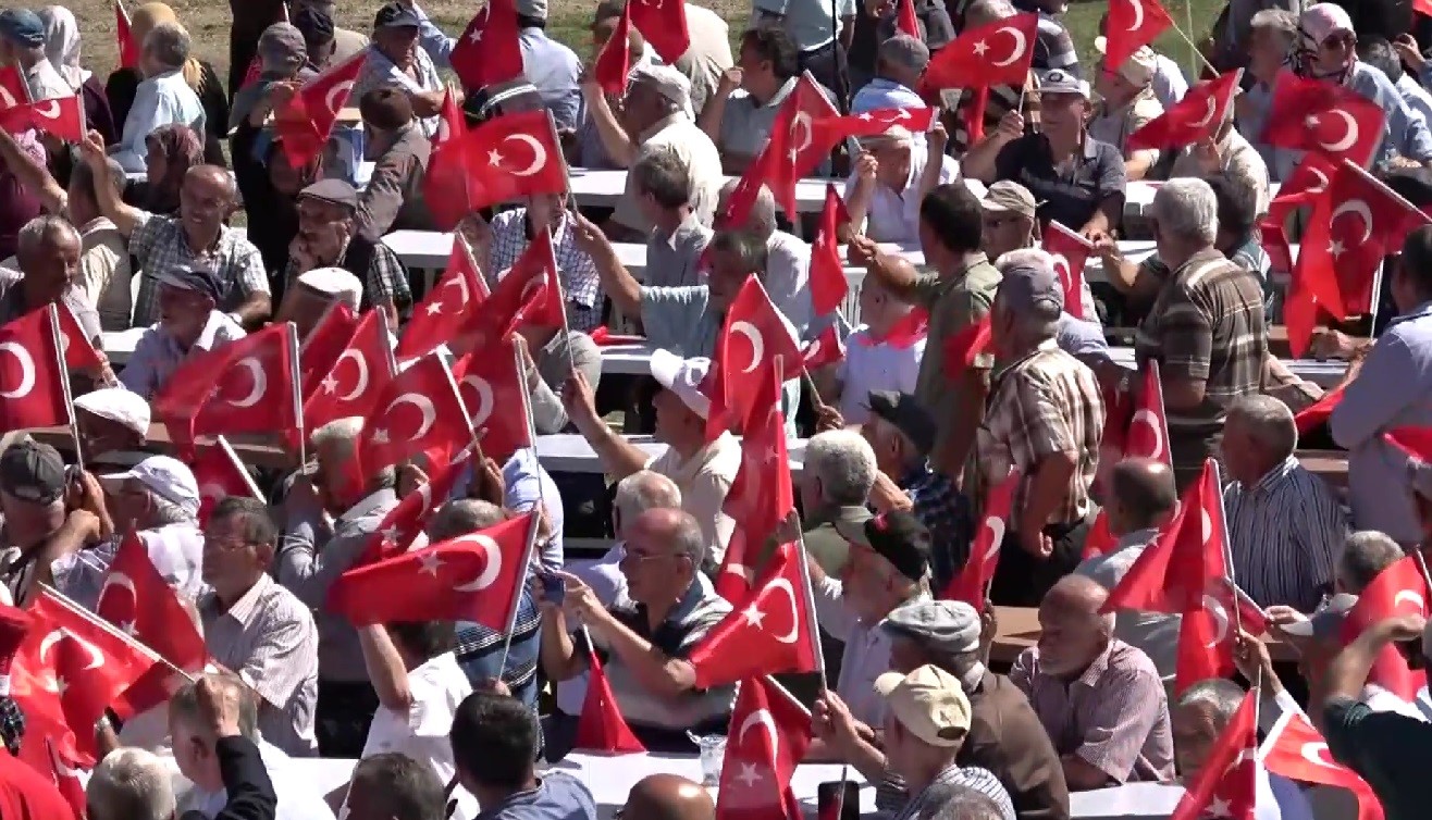 Köy yollarının asfaltlanmasını mehter takımıyla kutladılar
