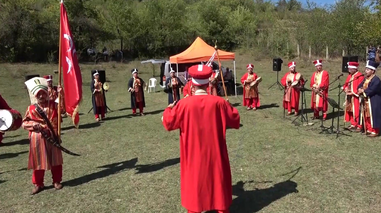 Köy yollarının asfaltlanmasını mehter takımıyla kutladılar
