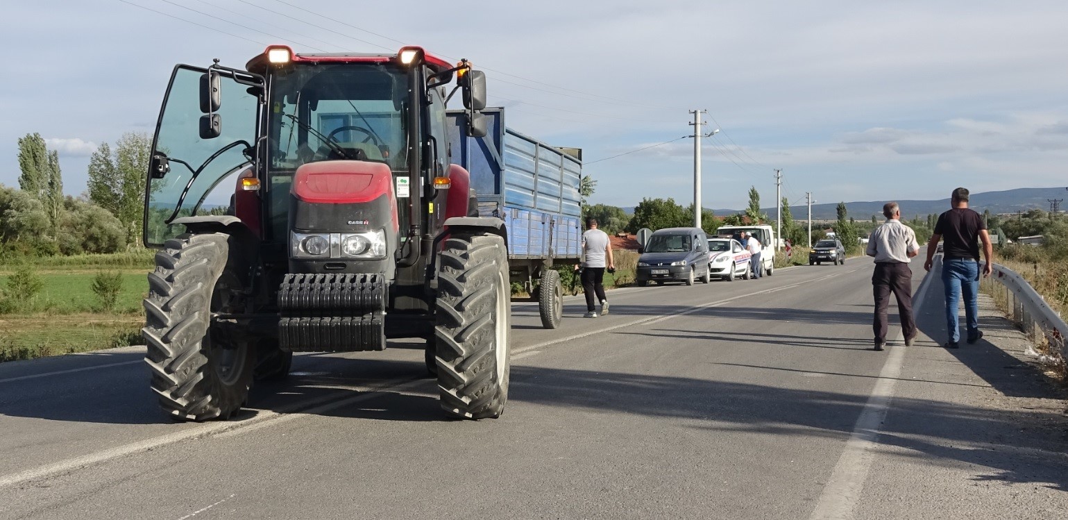 Tavşanlı’da traktör ile motosiklet çarpıştı: 1 yaralı
