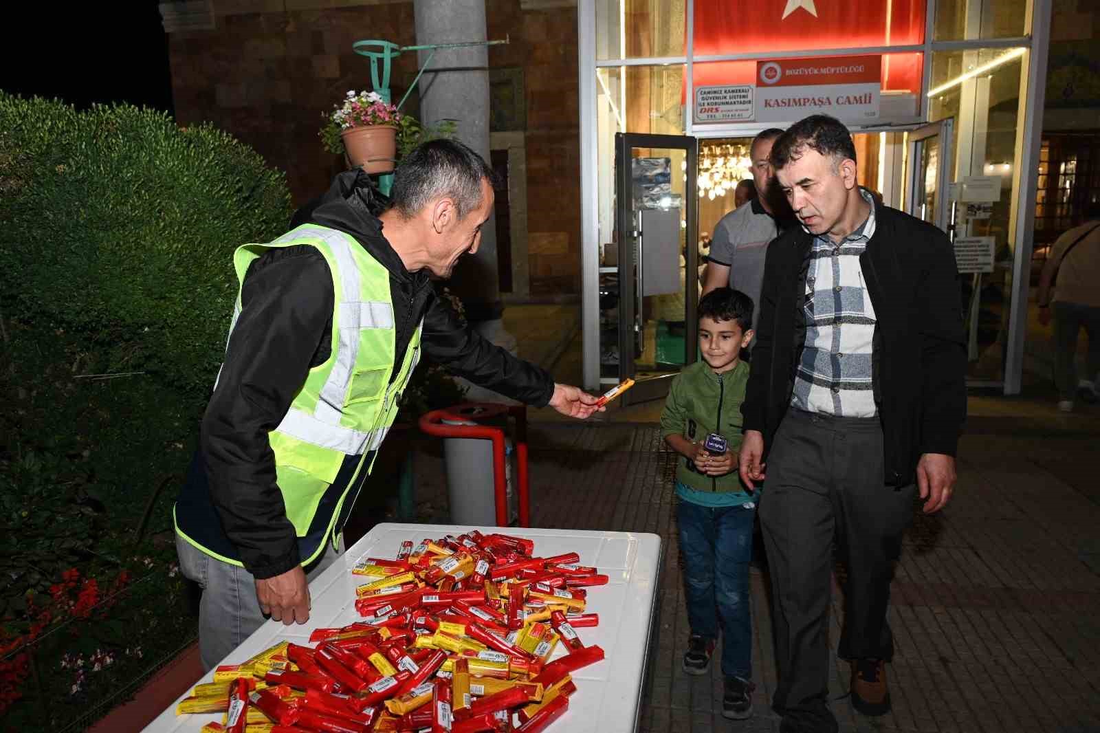 Bozüyük Belediyesi Mevlid Kandili’nde şeker ikramı yaptı
