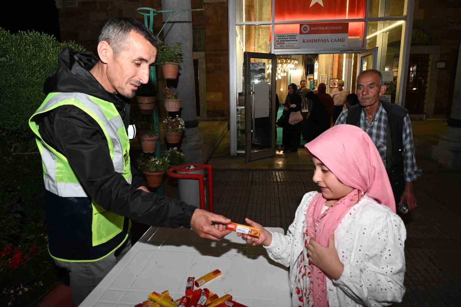 Bozüyük Belediyesi Mevlid Kandili’nde şeker ikramı yaptı
