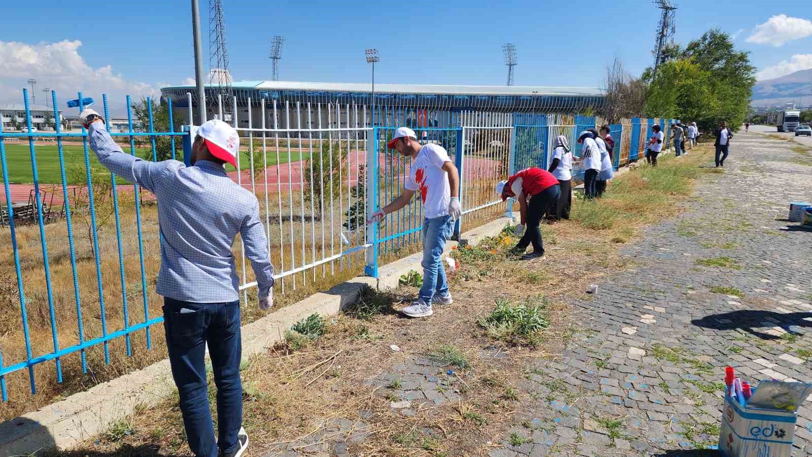 Gönüllüler Kazım Karabekir Stadyumu’nun çehresini değiştirdi
