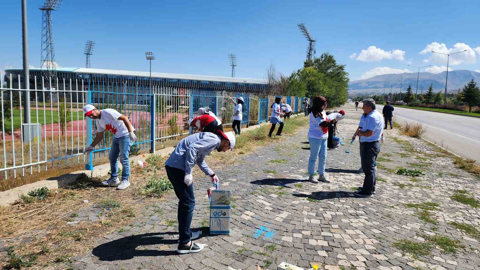 Gönüllüler Kazım Karabekir Stadyumu’nun çehresini değiştirdi
