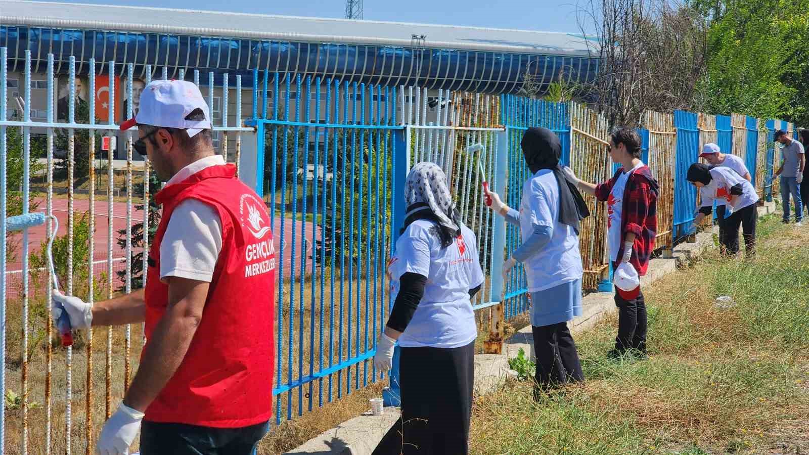 Gönüllüler Kazım Karabekir Stadyumu’nun çehresini değiştirdi
