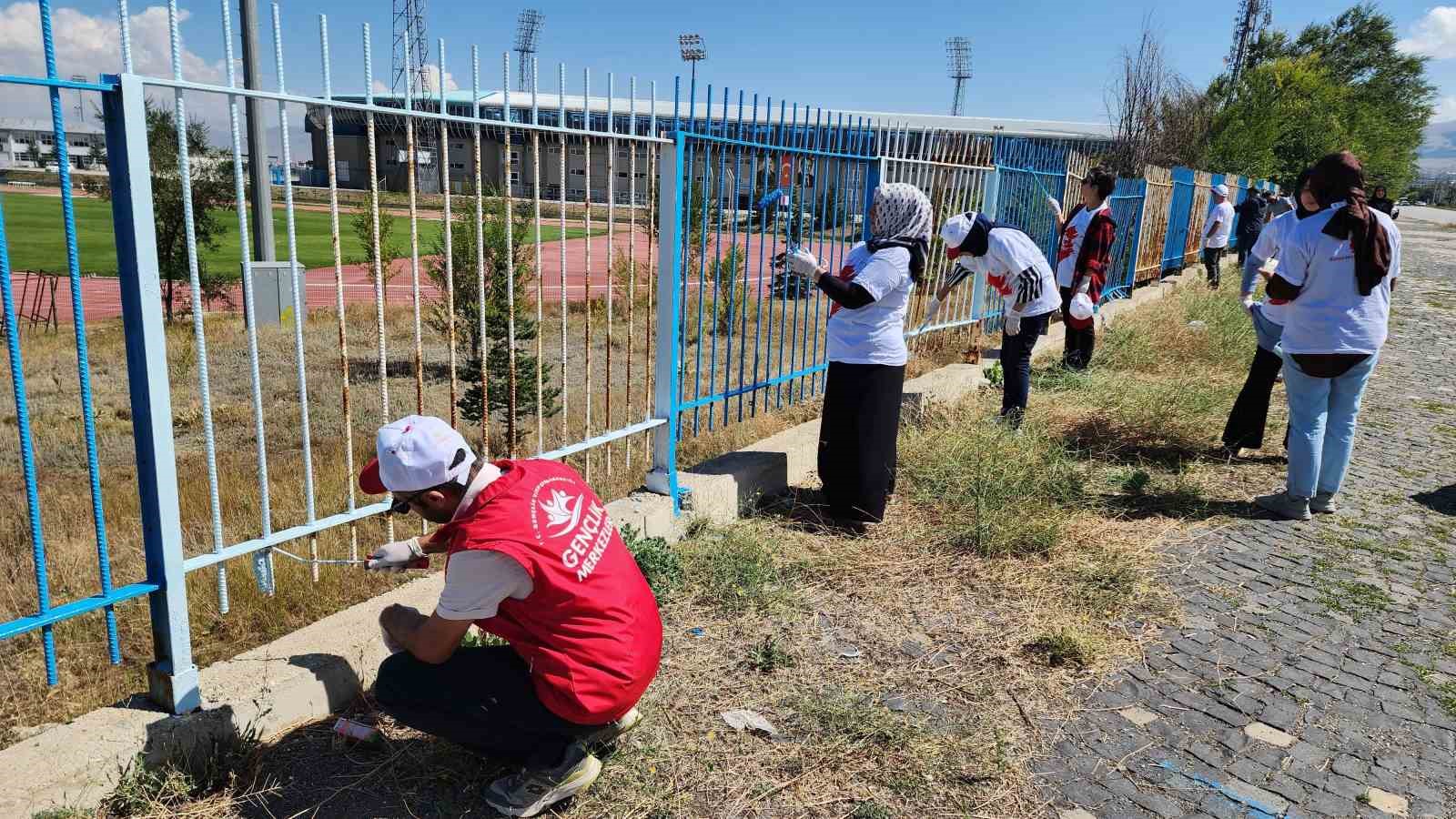 Gönüllüler Kazım Karabekir Stadyumu’nun çehresini değiştirdi
