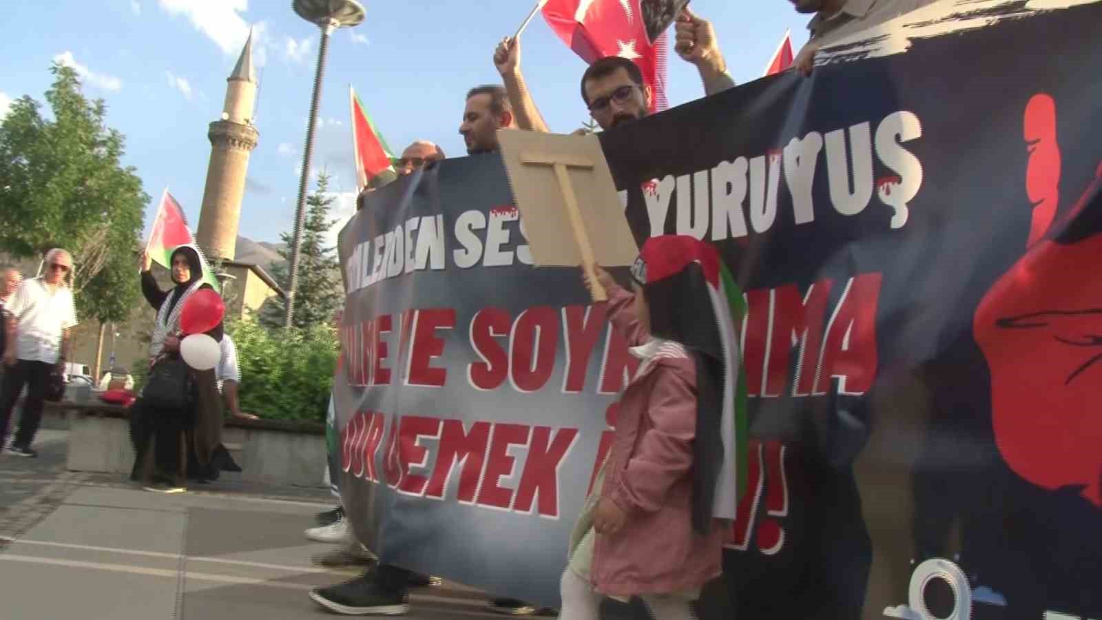 Sağlık çalışanları Erzurum’da İsrail’i protesto etti
