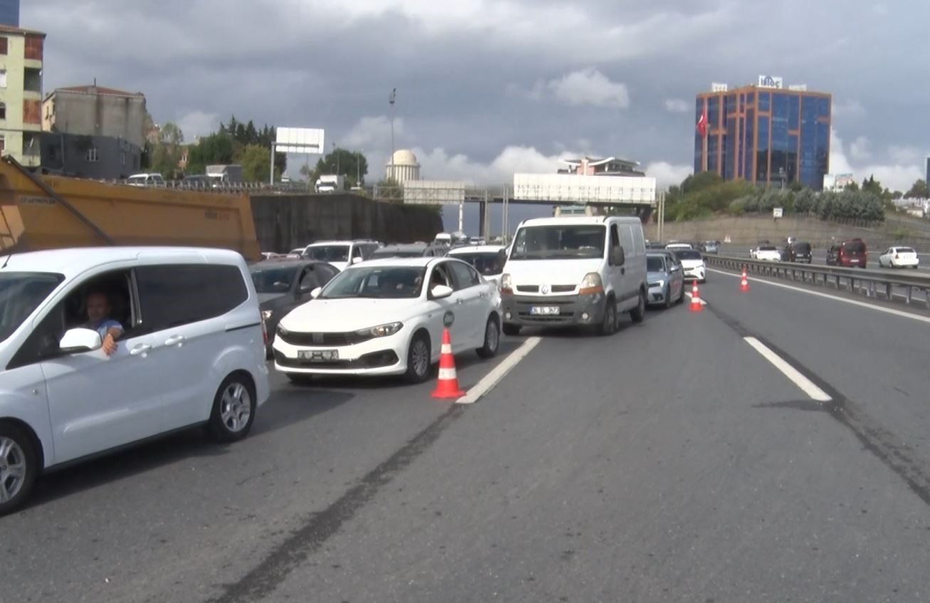 Bağcılar TEM otoyolunda feci zincirleme kaza: 2 ölü, 5 yaralı
