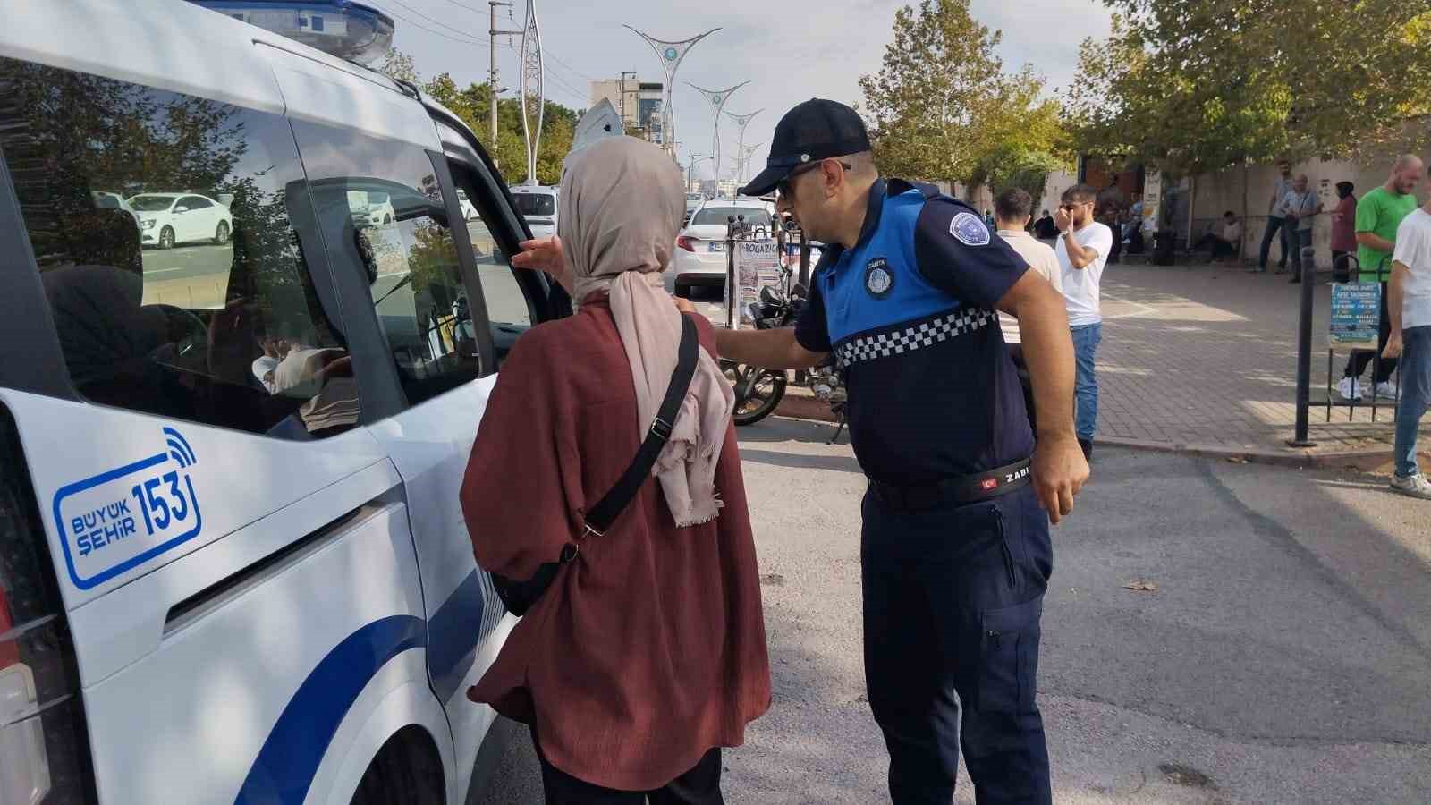 Zabıta ekiplerinden KPSS’ye geç kalanlara destek
