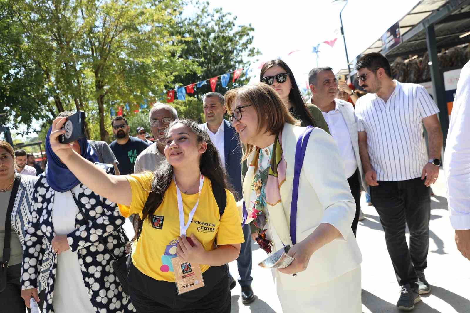 Başkan Şahin festival alanında vatandaşlarla bir araya geldi
