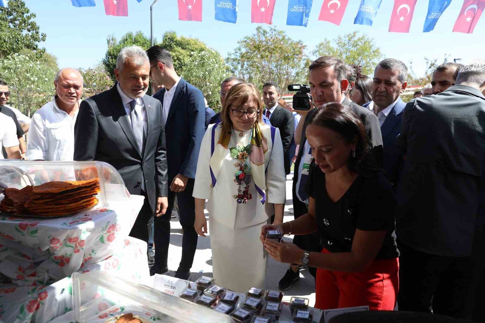 Başkan Şahin festival alanında vatandaşlarla bir araya geldi
