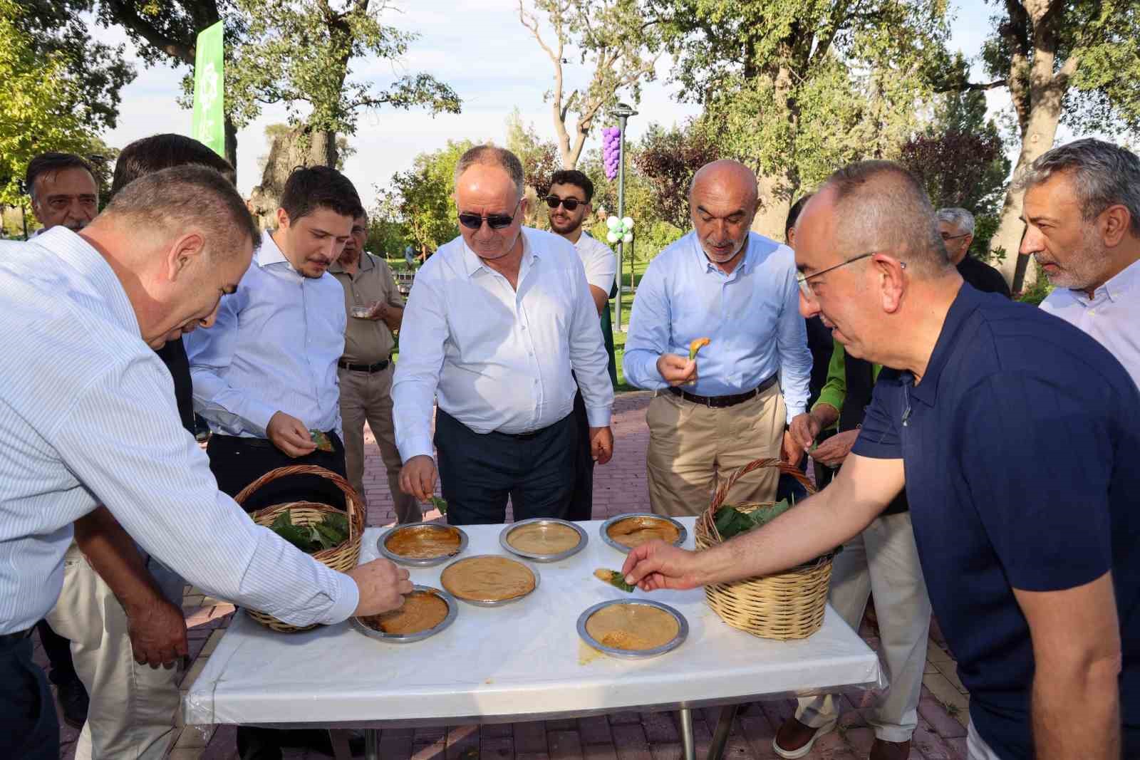 Pekmez ve bulgur kaynatma etkinliği için Meram Bağı’nda üçüncü kez kazanlar kuruldu
