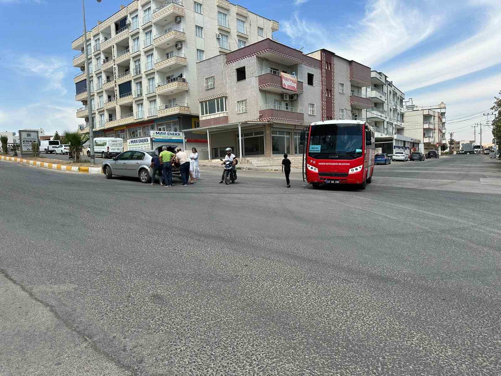 Mardin’de halk otobüsü ile otomobil çarpıştı
