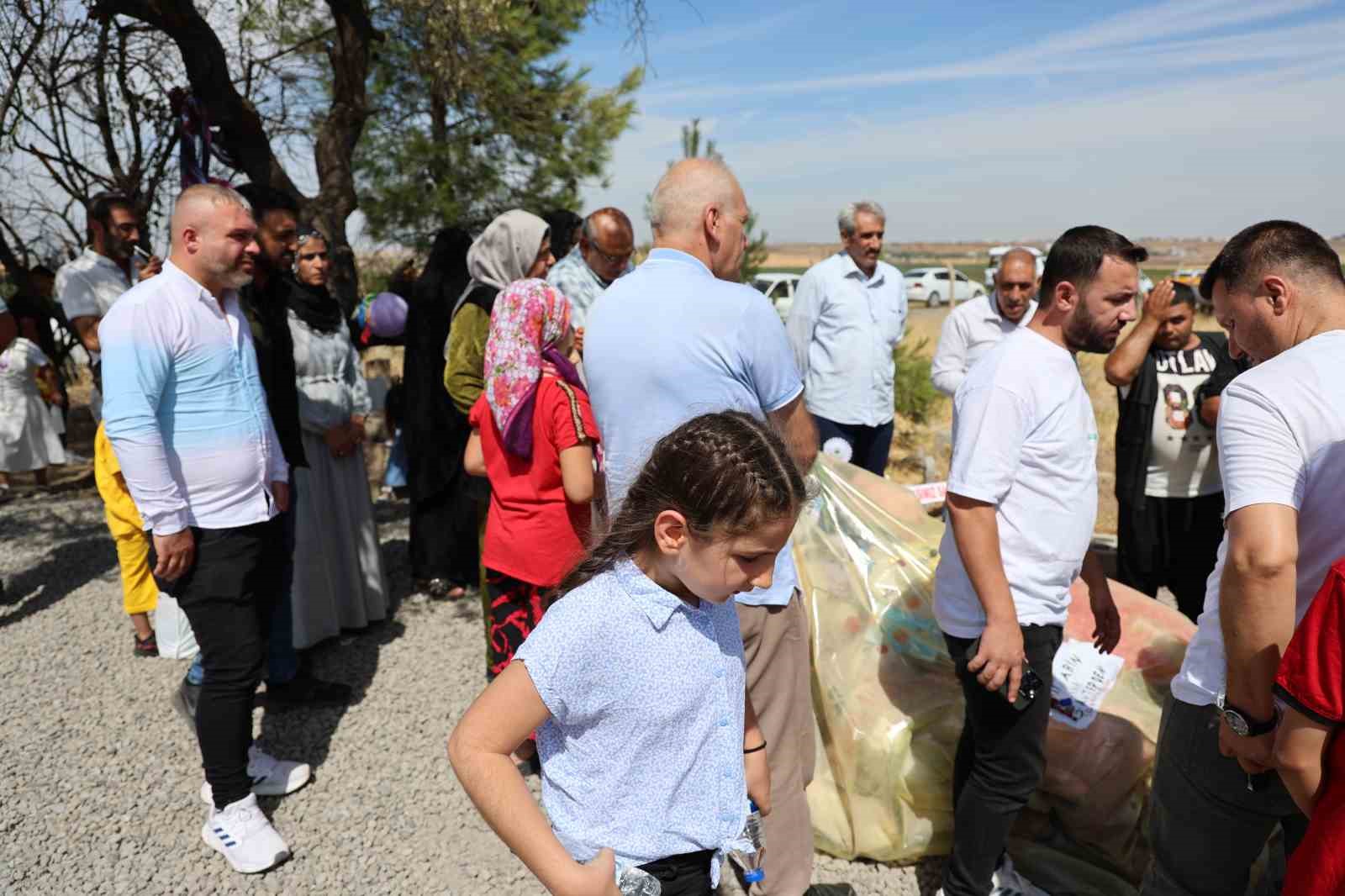 Türkiye’nin dört bir yanından mezarlığa gelen vatandaşlar, Narin’in mezarının şehitlikte olmasını istiyor
