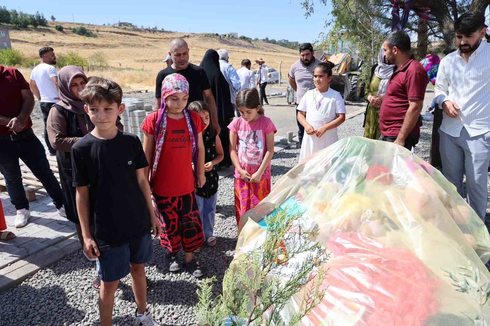 Türkiye’nin dört bir yanından mezarlığa gelen vatandaşlar, Narin’in mezarının şehitlikte olmasını istiyor
