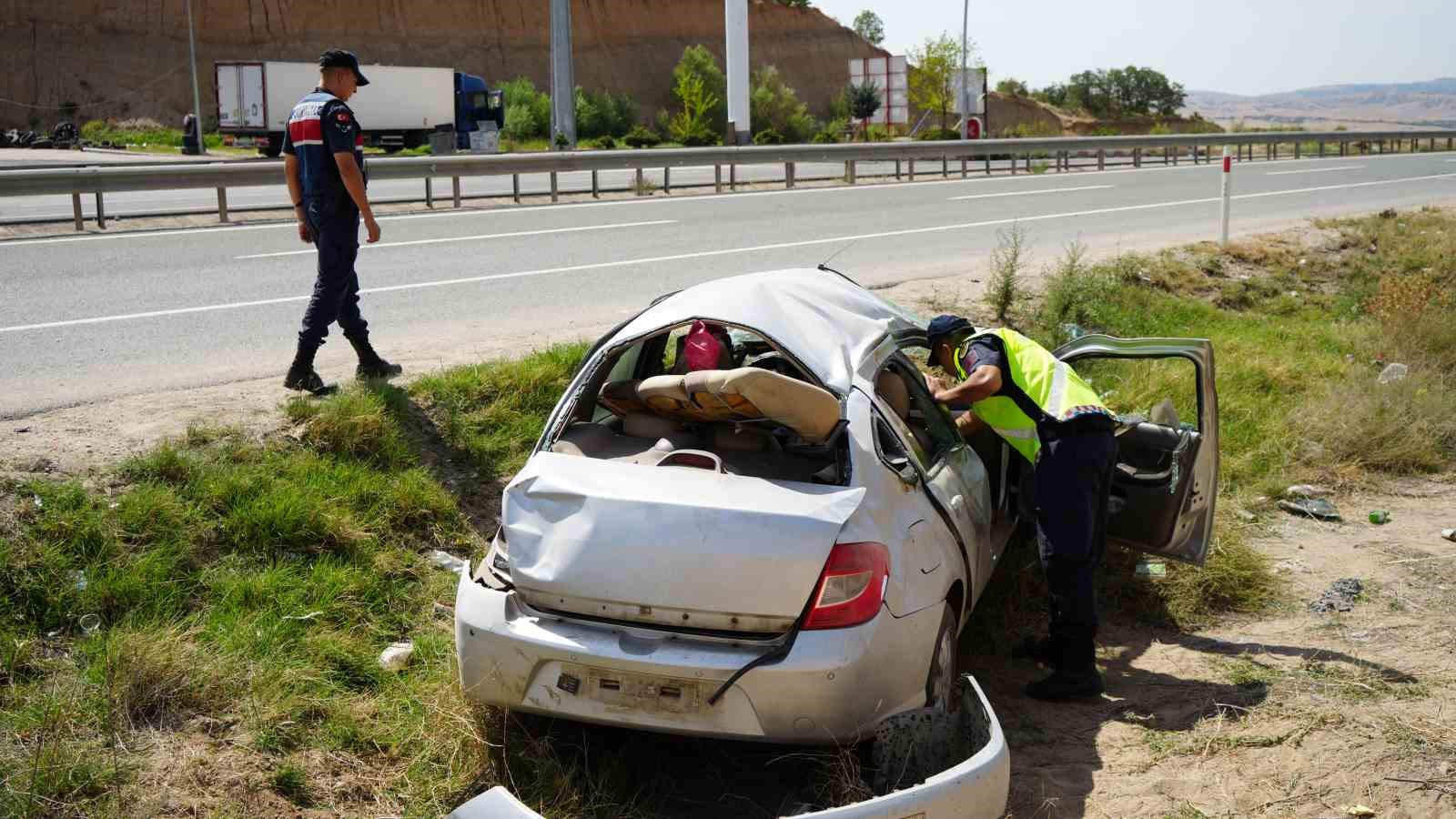 Takla atan otomobil hurdaya döndü: 3 yaralı
