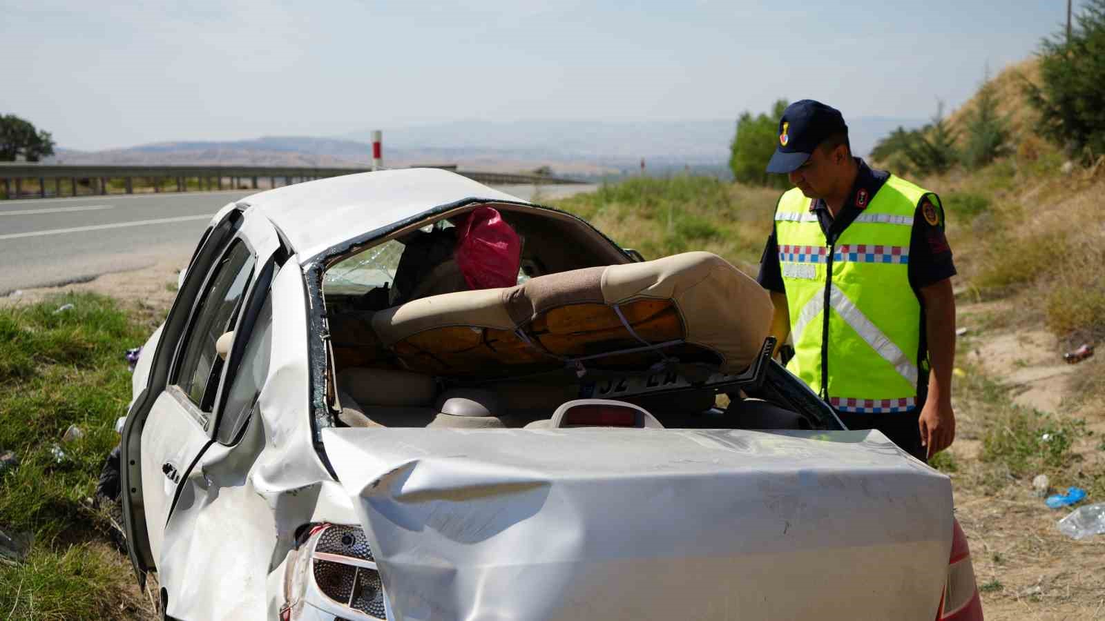 Takla atan otomobil hurdaya döndü: 3 yaralı
