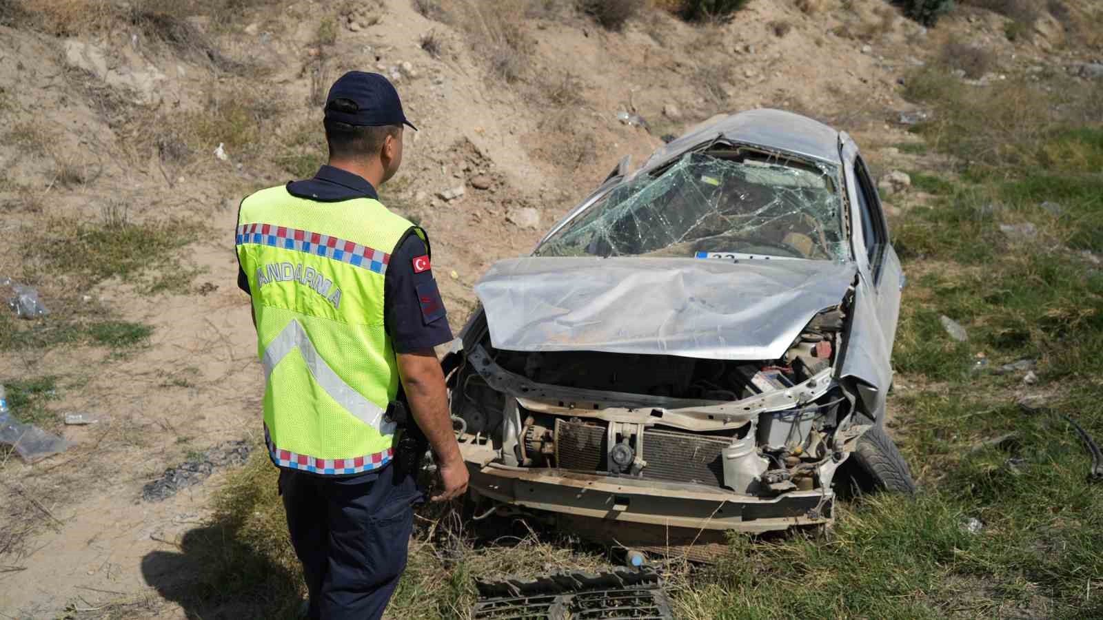 Takla atan otomobil hurdaya döndü: 3 yaralı
