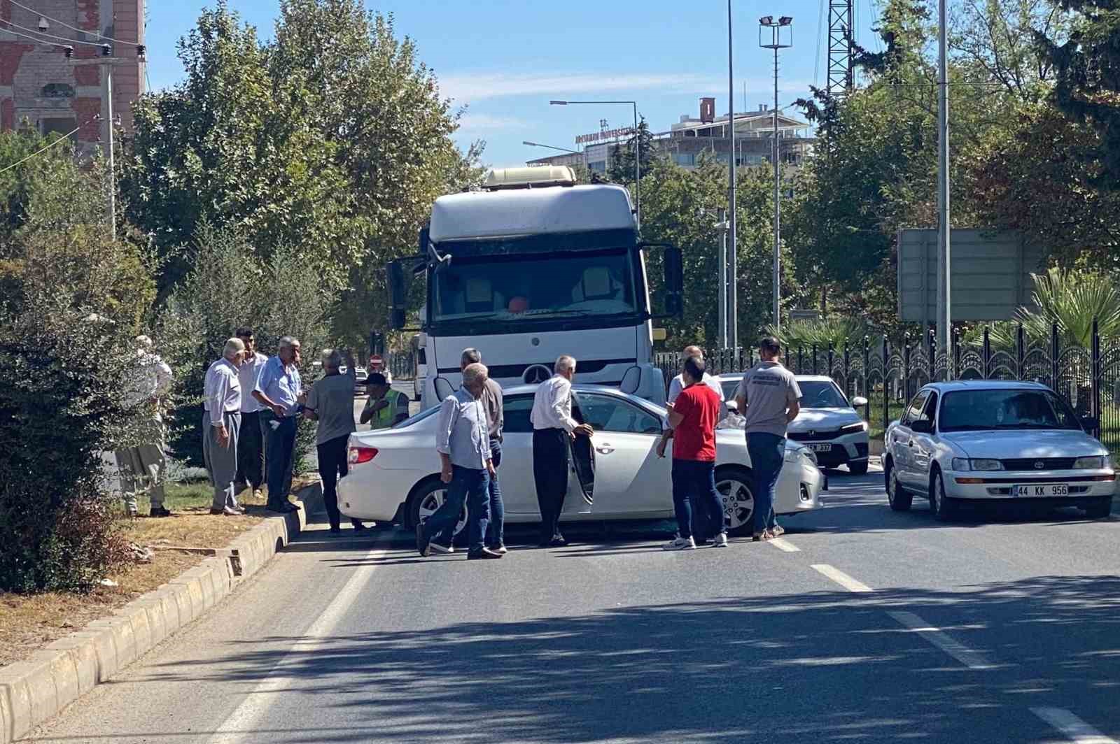 Tankerle çarpışan otomobil sürüklendi
