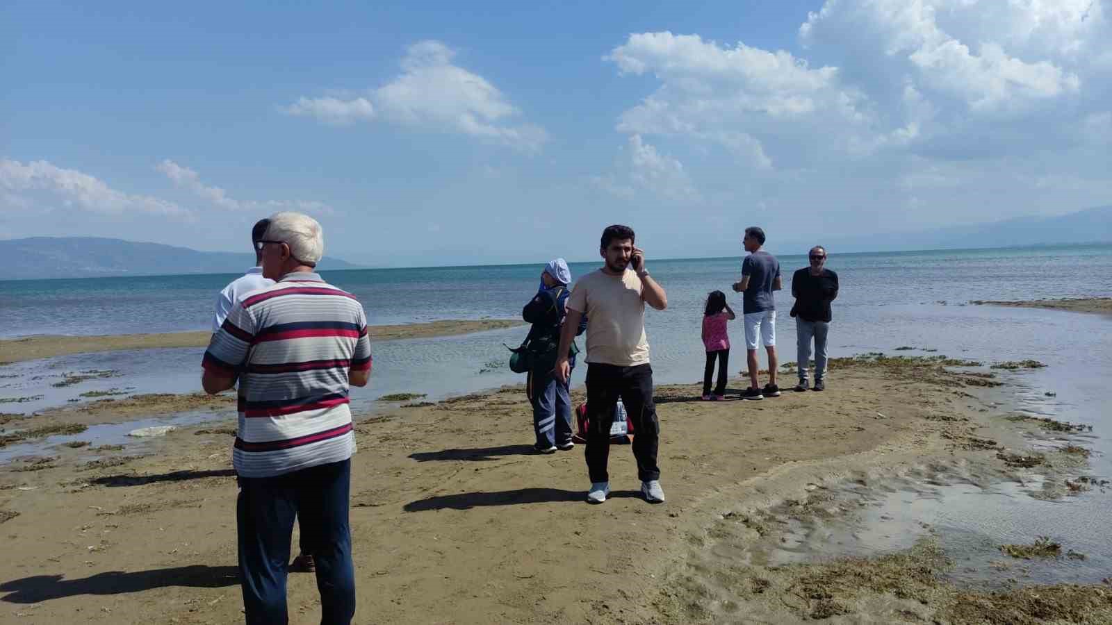 Botla göle açılan çocuklar, rüzgarda sürüklenince vatandaşlar tarafından kurtarıldı
