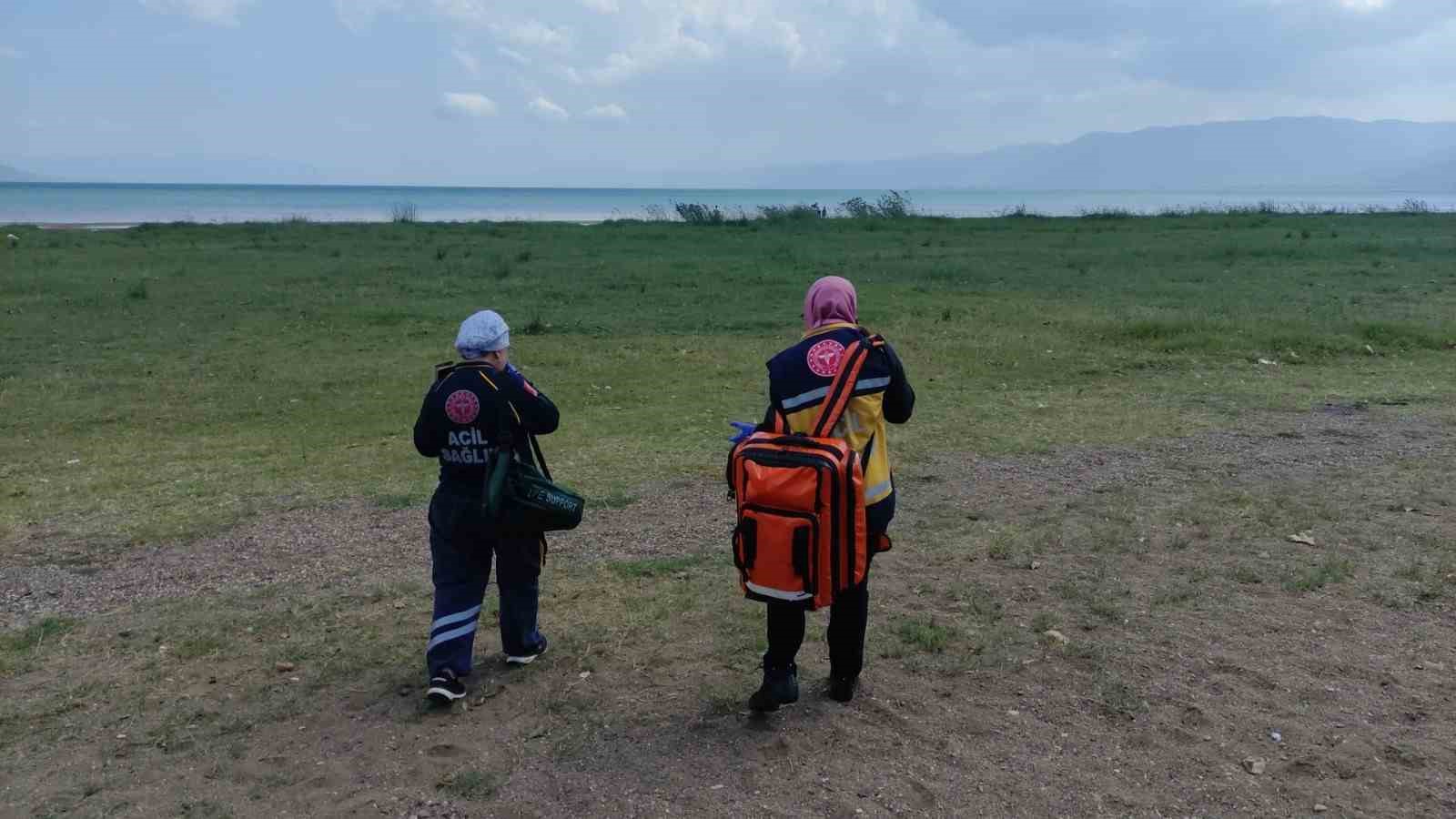 Botla göle açılan çocuklar, rüzgarda sürüklenince vatandaşlar tarafından kurtarıldı
