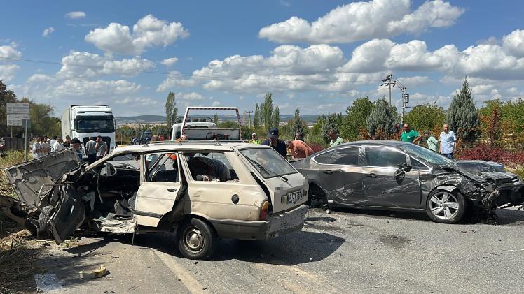 Uşak’ta otomobiller çarpıştı: 1 ölü, 4 yaralı
