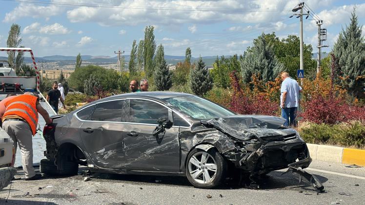 Uşak’ta otomobiller çarpıştı: 1 ölü, 4 yaralı
