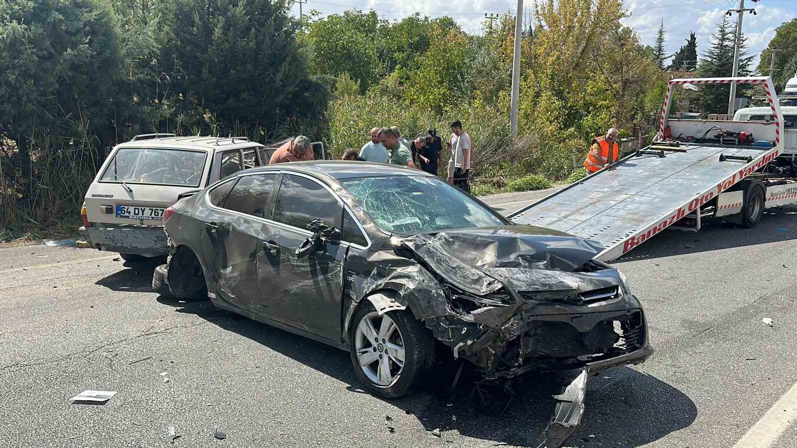 Uşak’ta otomobiller çarpıştı: 1 ölü, 4 yaralı
