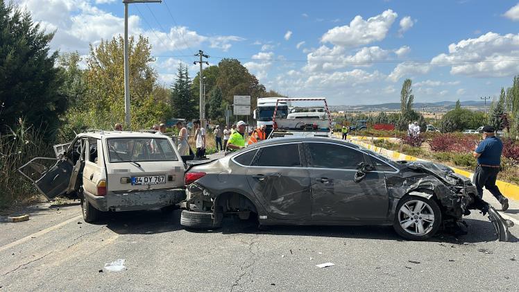 Uşak’ta otomobiller çarpıştı: 1 ölü, 4 yaralı
