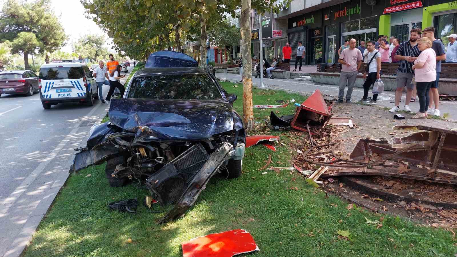 Bankta oynayan çocukların bulunduğu yere otomobil çarptı: 2 yaralı
