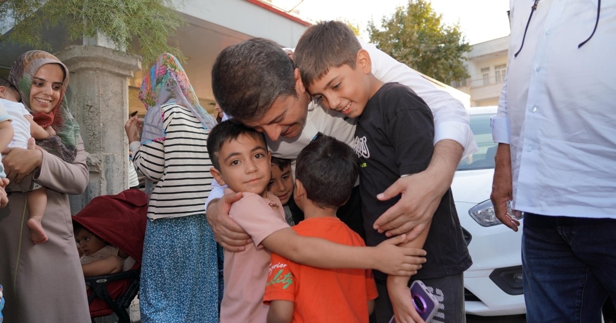 Başkan İmamoğlu, söz verdiği kırtasiye ve oyuncakları ulaştırdı
