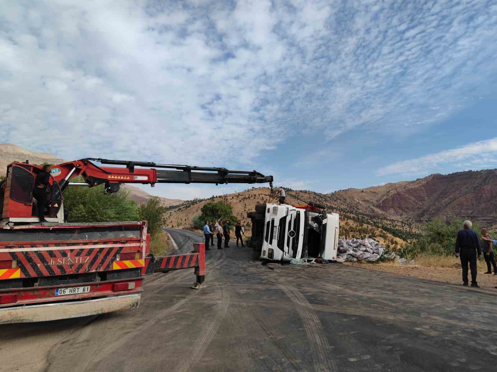 Kömür yüklü tır devrildi: Siirt-Şırnak karayolu trafiğe kapandı
