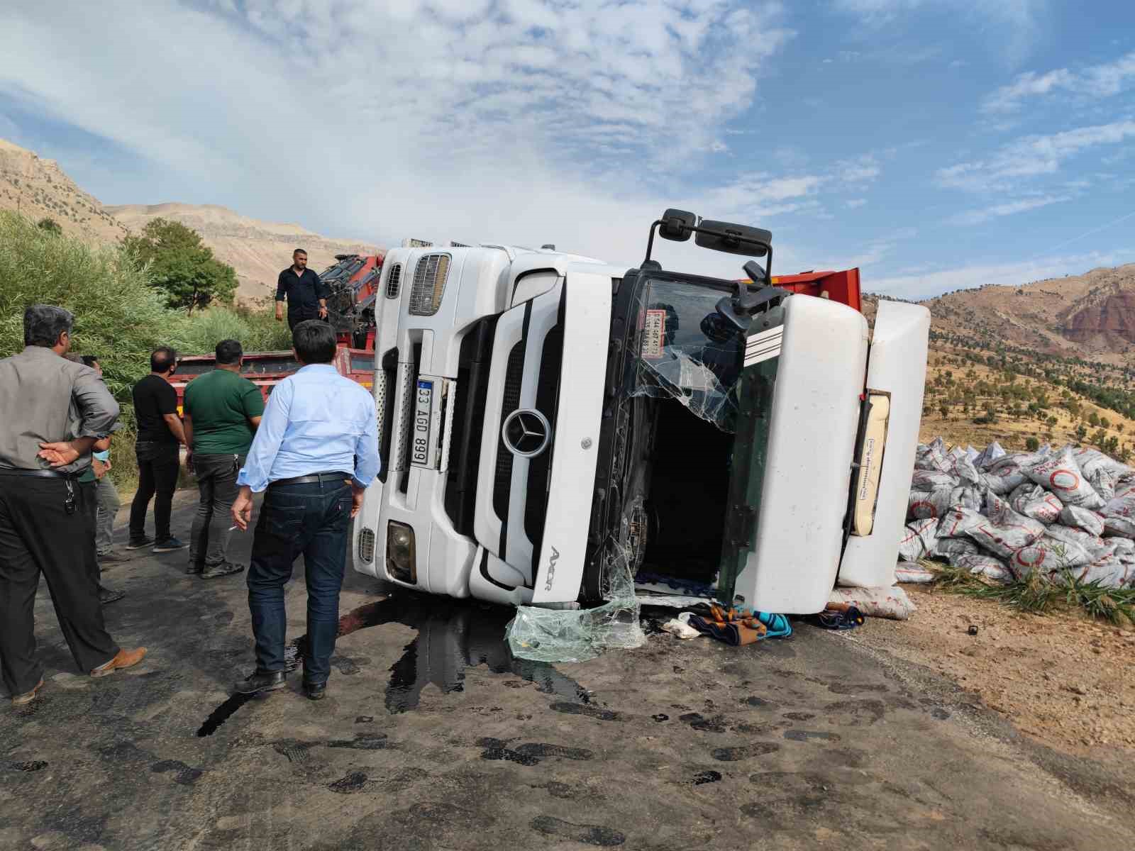 Kömür yüklü tır devrildi: Siirt-Şırnak karayolu trafiğe kapandı
