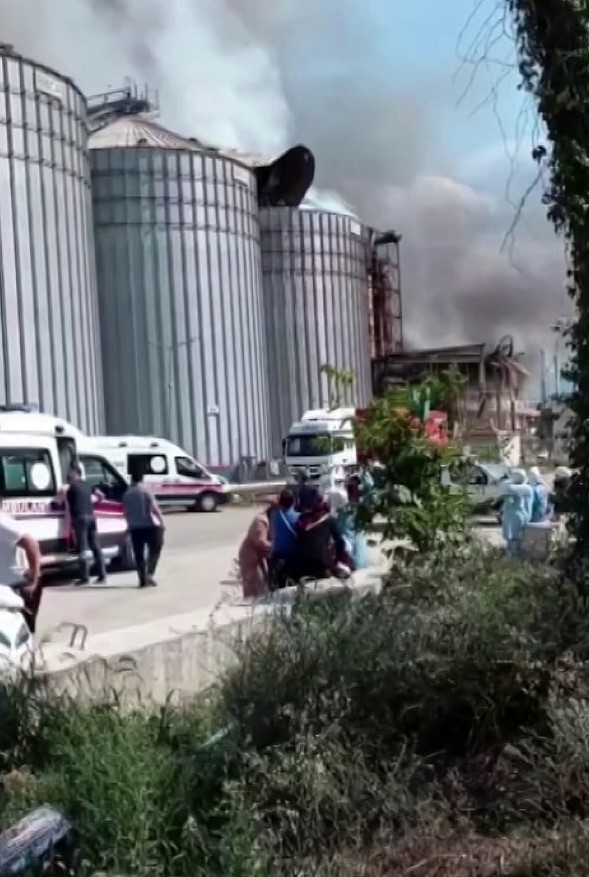 Sakarya’daki patlama sonrası ilk anlar: Yaralıyı böyle taşımışlar
