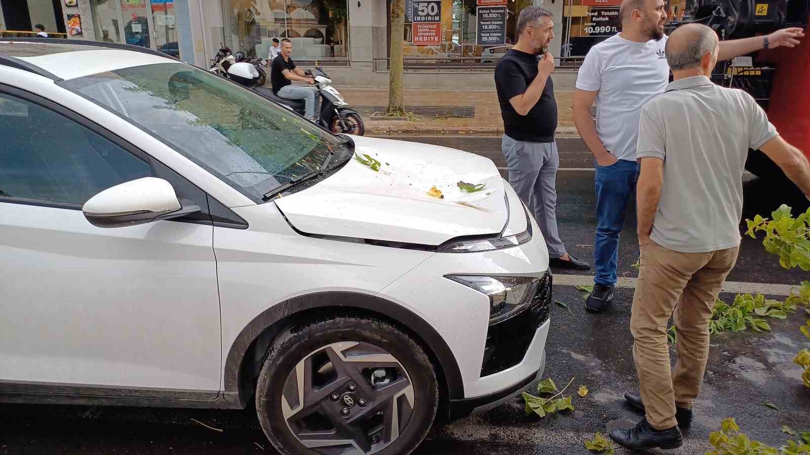 Yeni aldığı aracının üzerine ağaç devrildi
