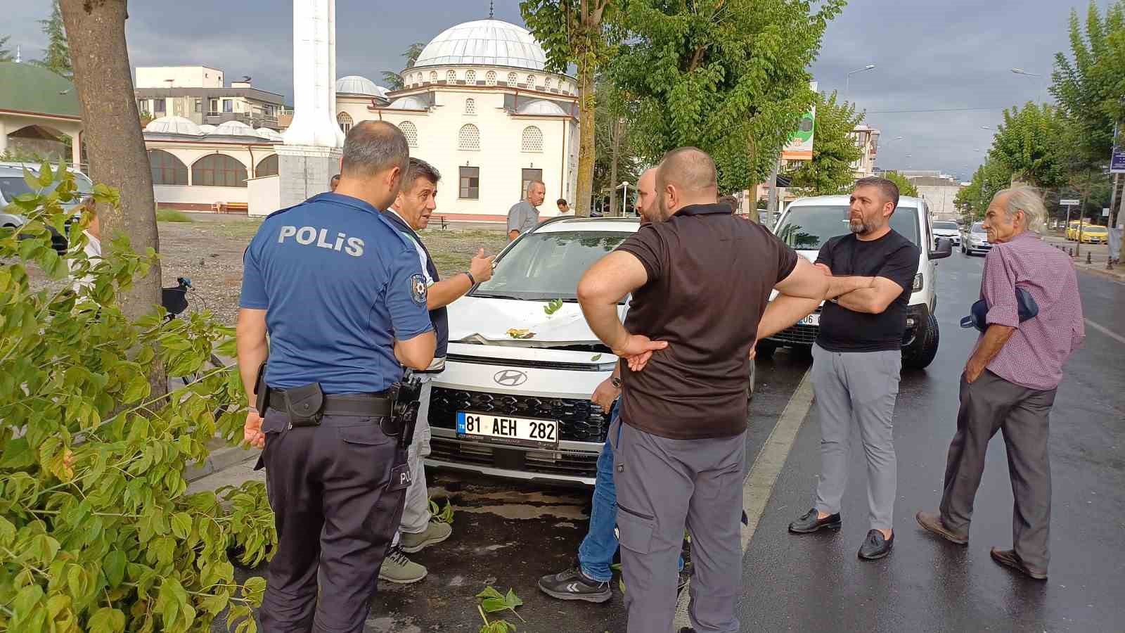 Yeni aldığı aracının üzerine ağaç devrildi
