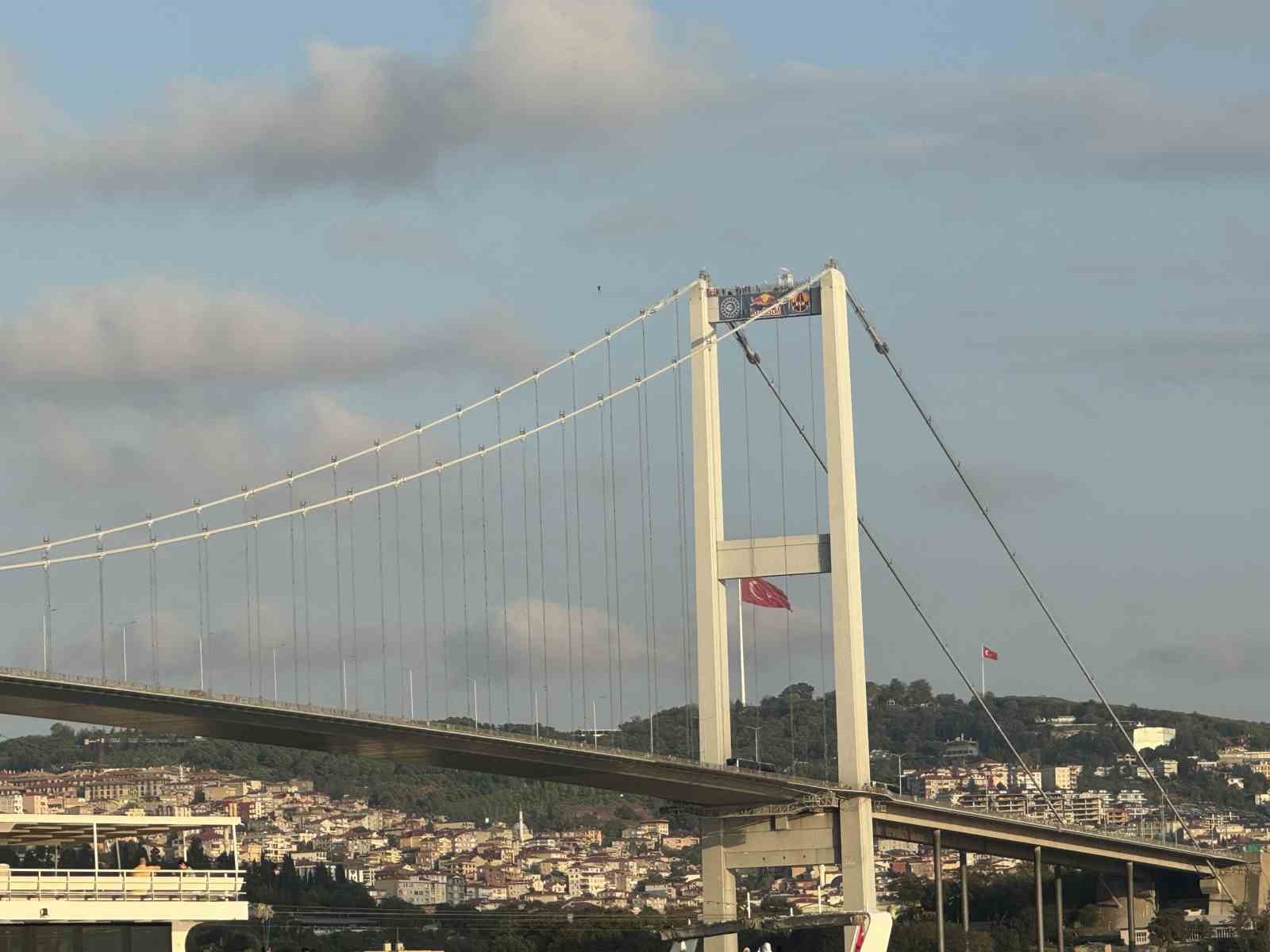 Halat üzerinde 15 Temmuz Köprüsü’nü geçen atleti vatandaşlar ilgiyle izledi
