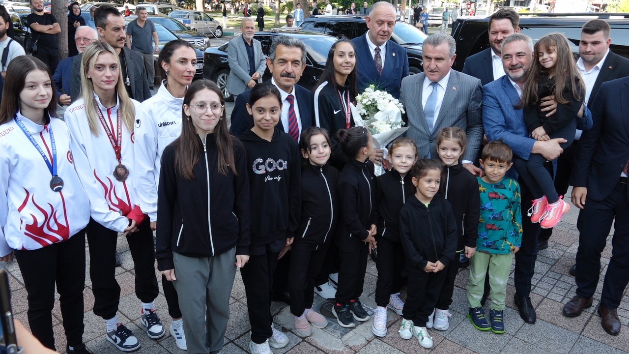 Gençlik ve Spor Bakanı Bak: “Bu millete hizmet etmeye devam ediyoruz”
